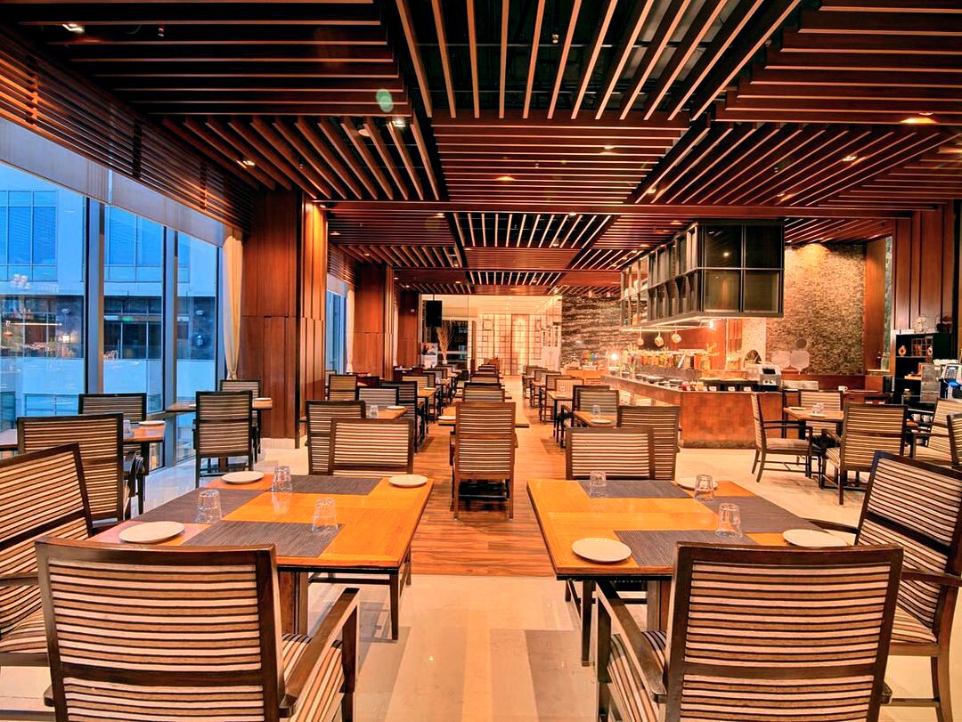 3 restaurants, breakfast, lunch, dinner served; international cuisine