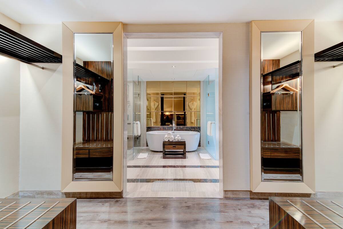 hyatt executive suite | 1 bedroom, premium bedding, pillow-top beds, minibar