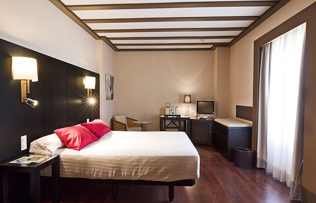 in-room safe, iron/ironing board, free wifi, alarm clocks