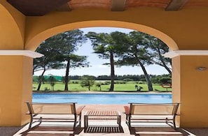 Una piscina al aire libre