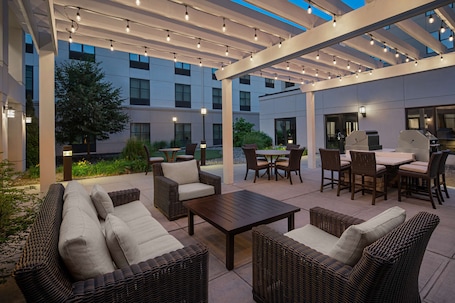Cour. Homewood Suites by Hilton Carle Place - Garden City, NY