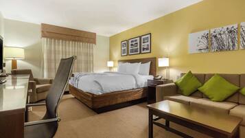 Suite, 1 kingsize-seng med sovesofa, tilgjengelighetstilpasset, ikke-røyk | Allergitestet sengetøy, senger med overmadrass og skrivebord