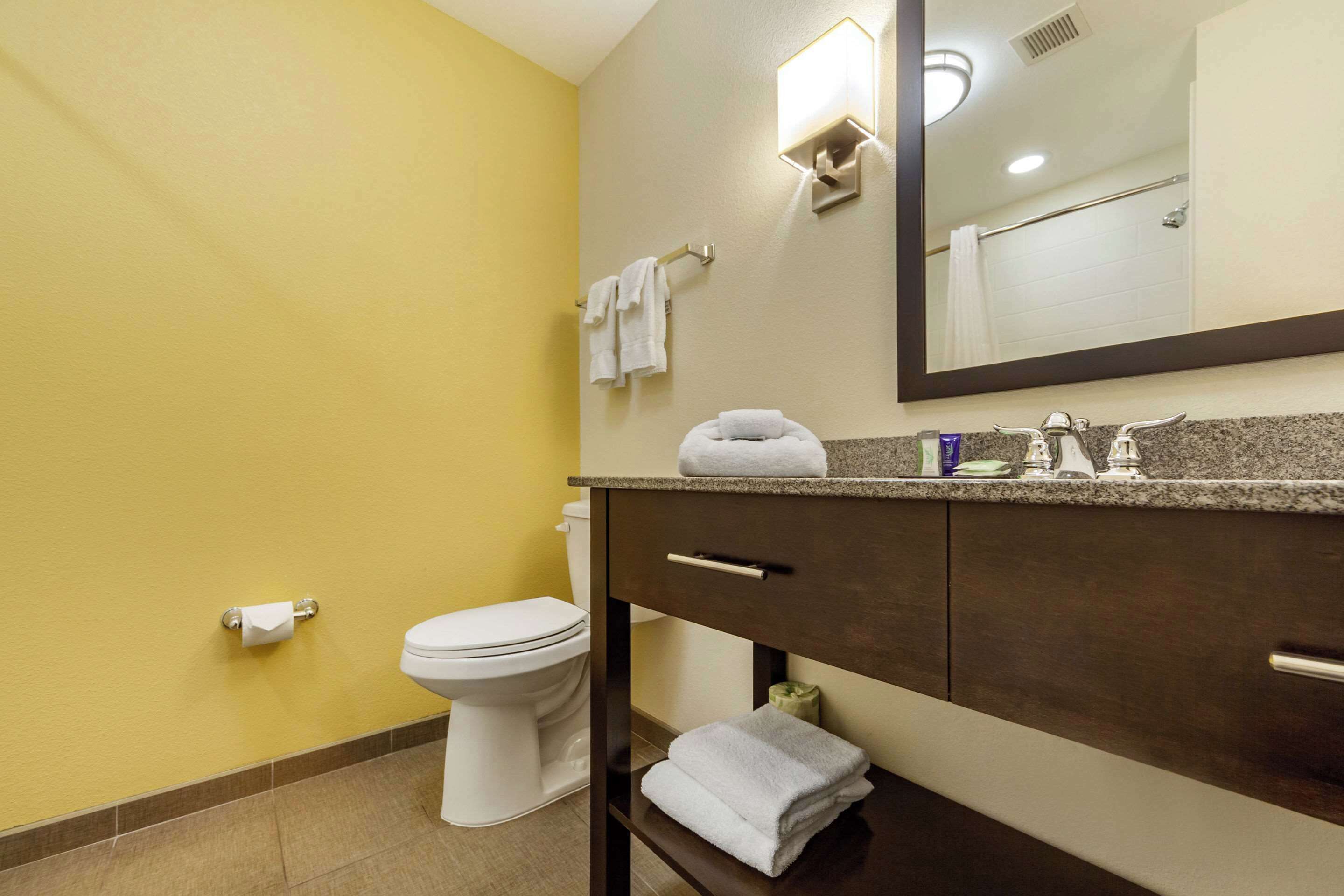 standard room, 1 king bed, non smoking | hypo-allergenic bedding, pillow-top beds, desk, laptop workspace