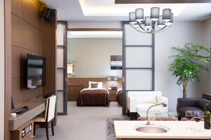 Family Suite (Free laundry and dry for 2+ nights / Pool access with fee, inquire 1 day ahead) | 高档床上用品、羽绒被、客房内保险箱、遮光窗帘