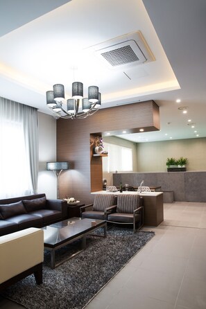 Family Suite (Free laundry and dry for 2+ nights / Pool access with fee, inquire 1 day ahead) | Living area