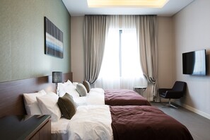 Family Suite (Free laundry and dry for 2+ nights / Pool access with fee, inquire 1 day ahead) | Ropa de cama de alta calidad, edredones de plumas, caja fuerte