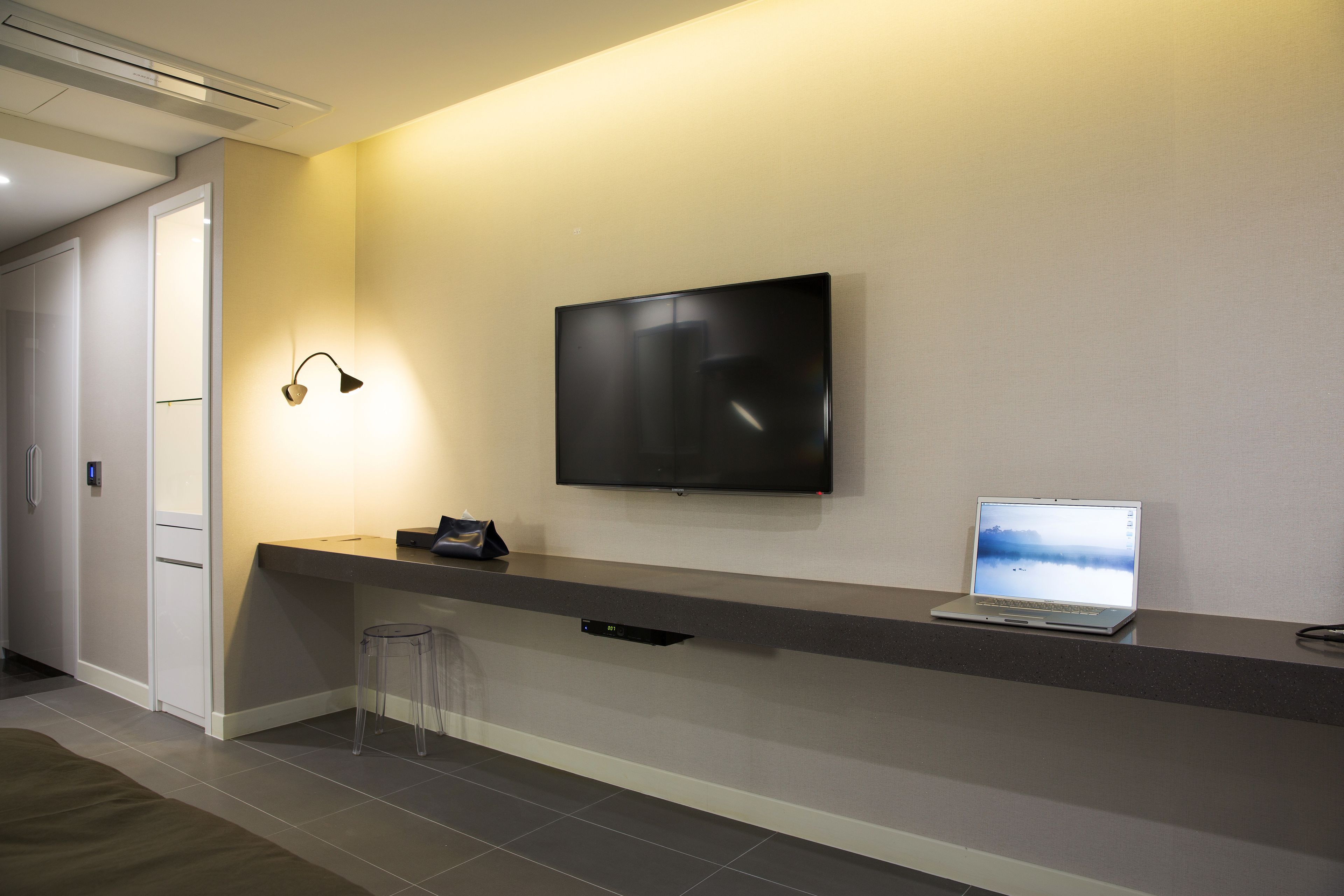 premium bedding, down duvets, in-room safe, blackout curtains