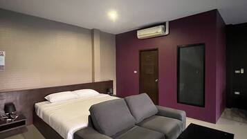 Executive Room, 1 Double Bed | Pillow-top beds, minibar, individually decorated, individually furnished