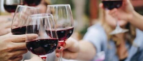 Un grupo de personas brindando con copas de vino.