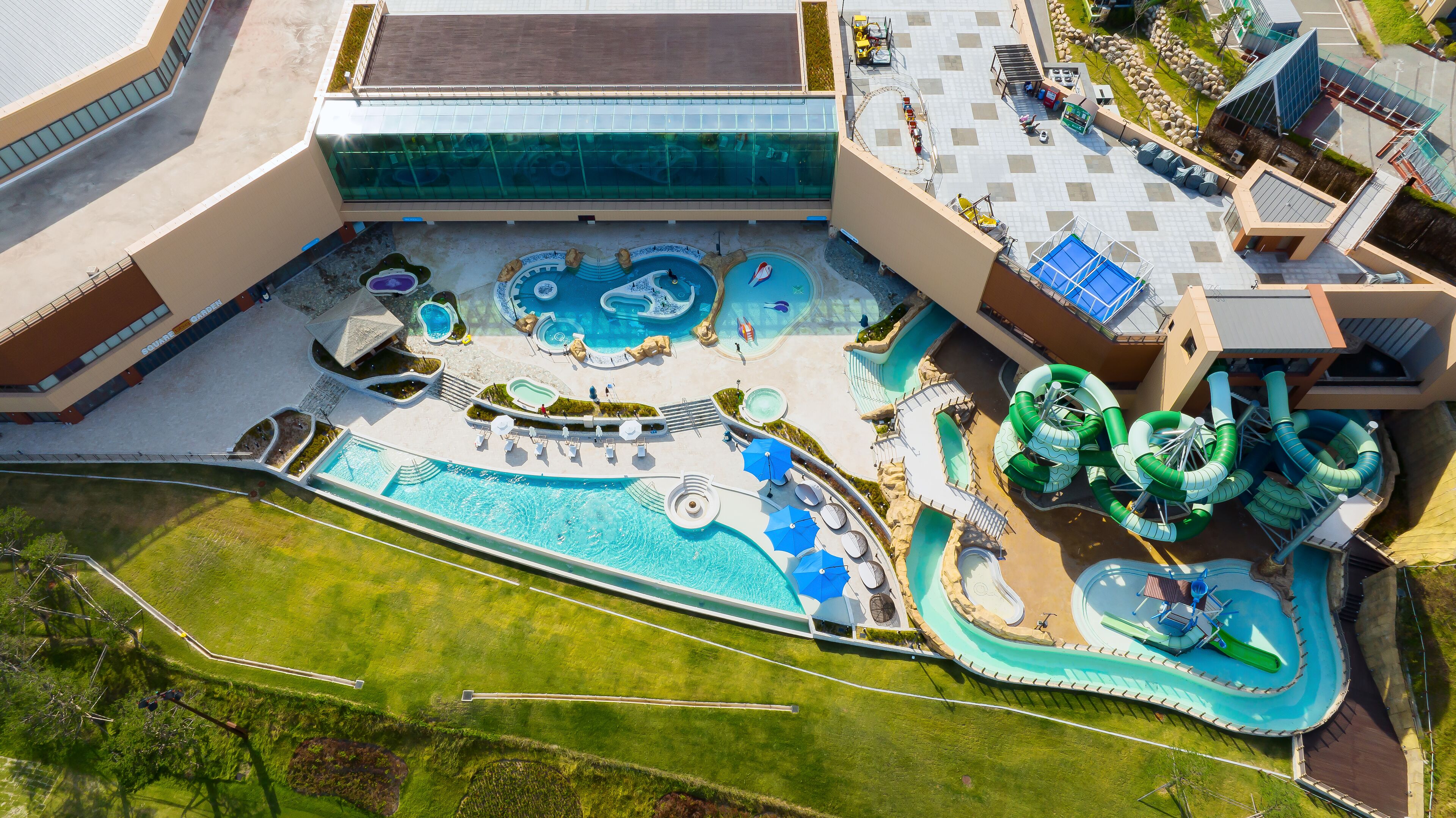 室内游泳池，季节性开放的室外游泳池