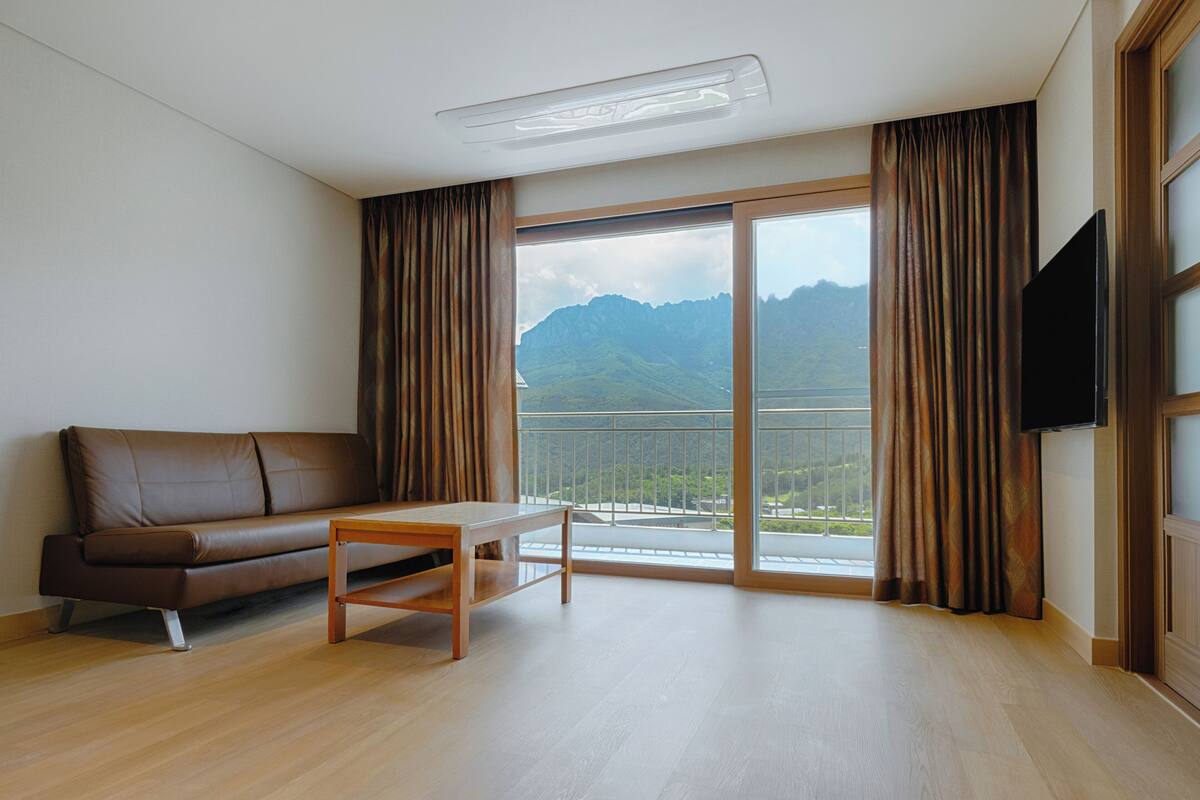 Premium bedding, blackout drapes, WiFi (free)