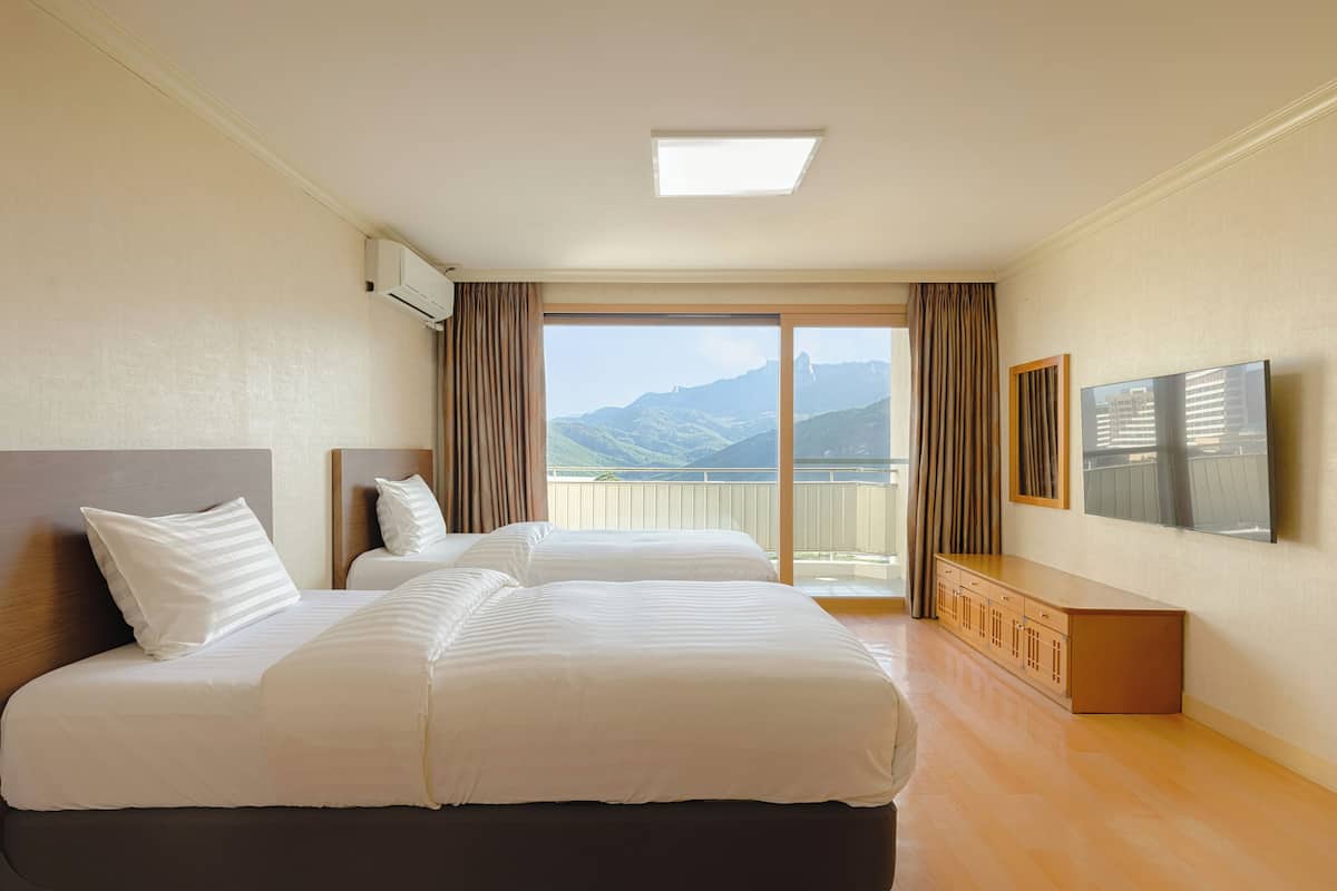 Ropa de cama de alta calidad, cortinas blackout y wifi gratis