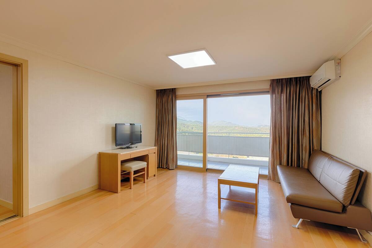 [WEST] Sono Belle Suite(Kitchen/Standard/Bed) | Premium bedding, blackout drapes, WiFi (free)