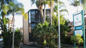 A building with a modern design, a signboard for Cronulla Motor Inn, and a 'VACANCY' label. - Cronulla Motor Inn (Cronulla)