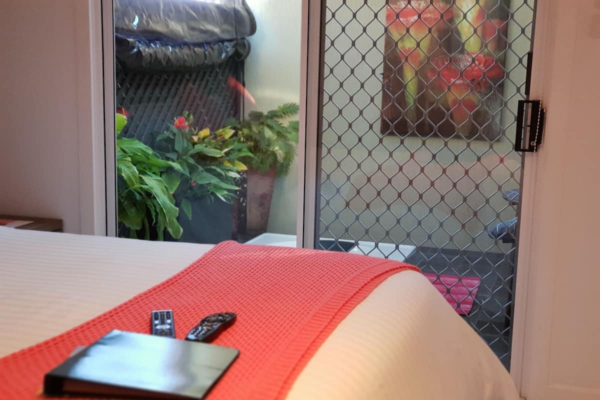 Tomaree | Pillowtop beds, in-room safe, iron/ironing board, WiFi (free)