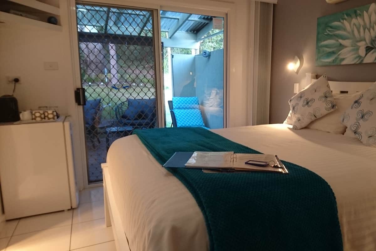 Broughton | Pillowtop beds, in-room safe, iron/ironing board, WiFi (free)