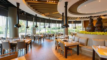 2 restaurantes; se sirven desayunos y cocina coreana