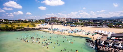 Una spiaggia nelle vicinanze