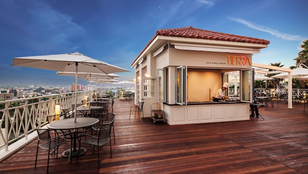 Un restaurant avec une terrasse et une vue sur la ville.