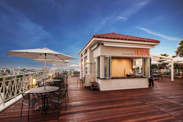 2 restaurantes; se sirven desayunos y cocina coreana