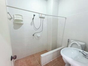 Habitación superior | Baño | Tina con regadera, tina con aguas termales, toallas