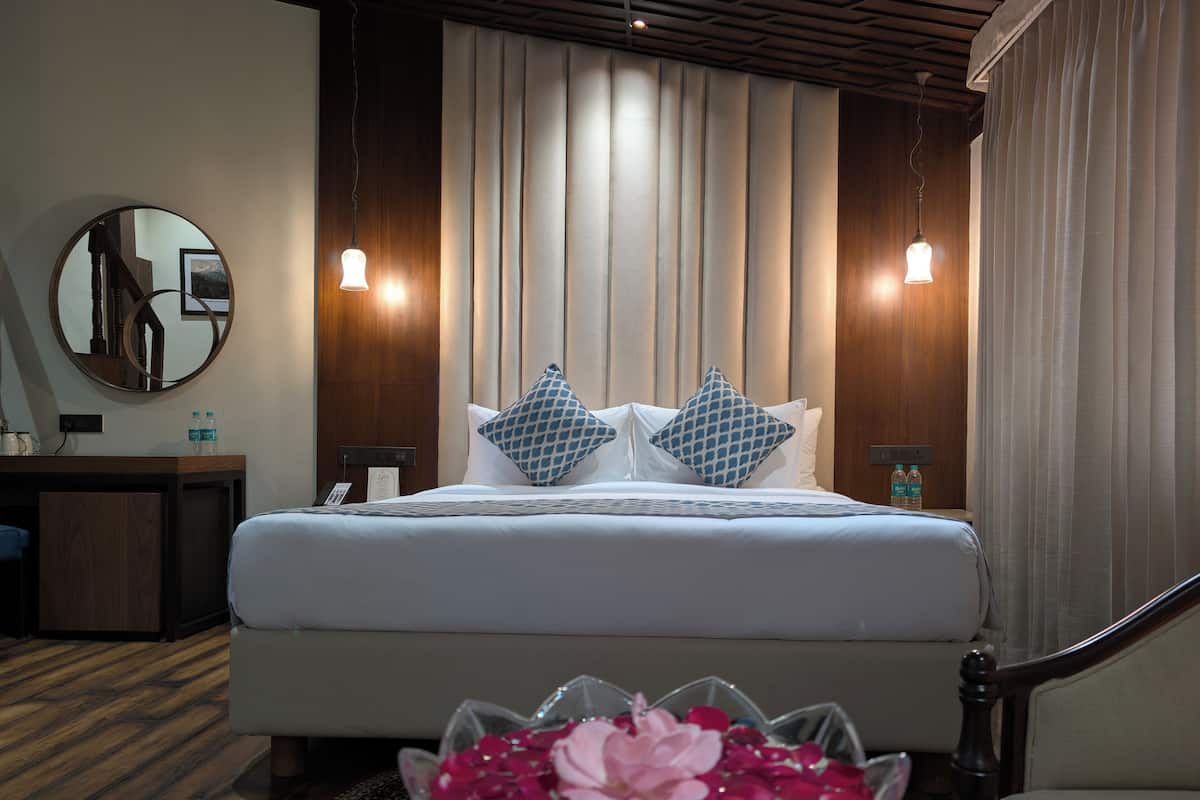 Royal Suite | 1 ๊ฐ์ ์นจ์ค, ๊ฐ๊ฐ ๋ค๋ฅธ ์คํ์ผ์ ์ธํ
๋ฆฌ์ด, ๋ค๋ฆฌ๋ฏธ/๋ค๋ฆฌ๋ฏธํ, ๋ฌด๋ฃ WiFi