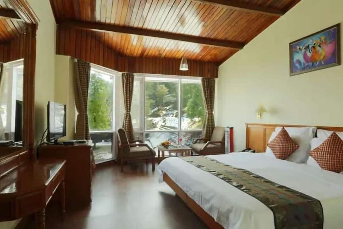 Standard Room | Individually decorated, iron/ironing board, free WiFi, bed sheets