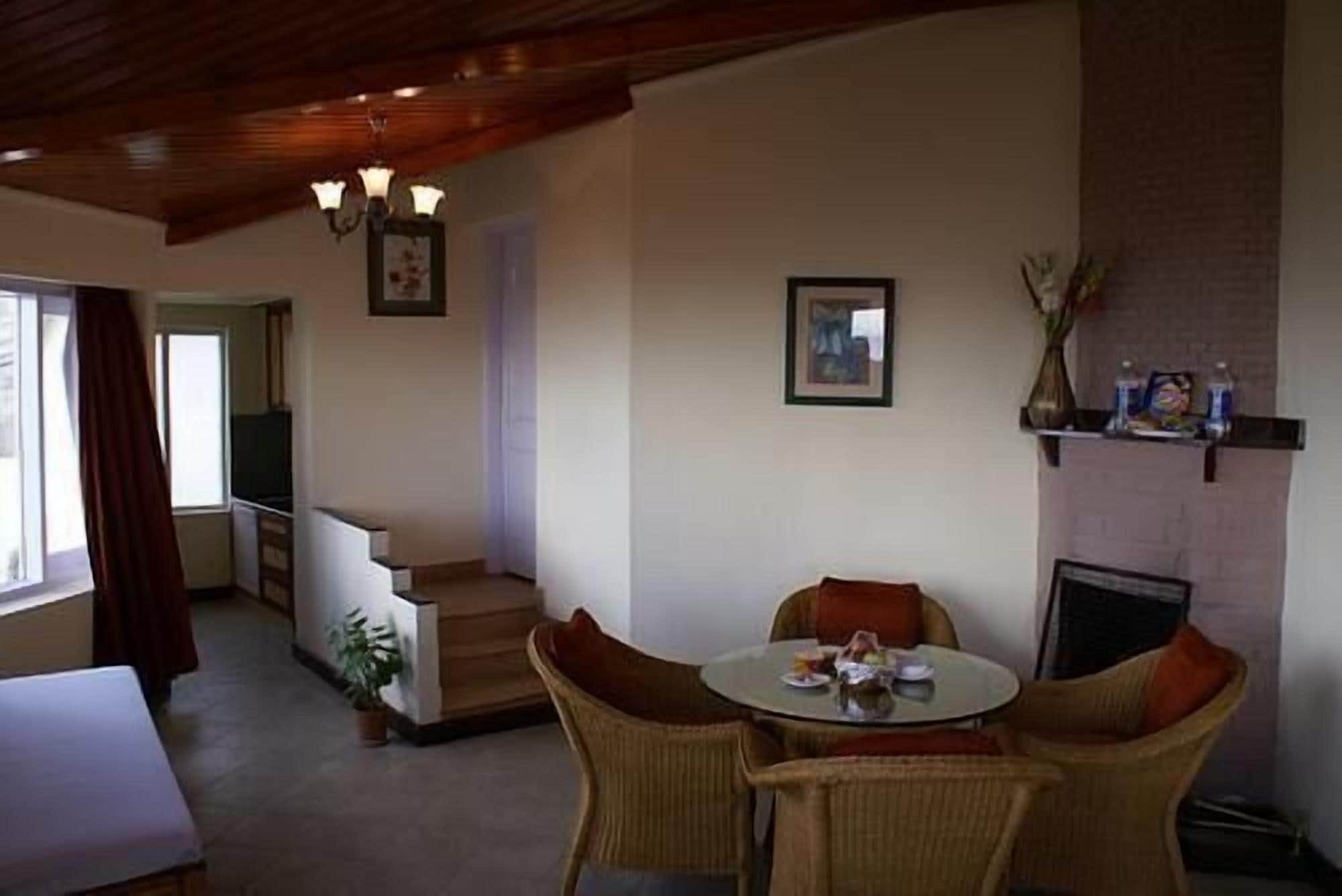 Standard Room | Dining | Breakfast, lunch, dinner served; international cuisine 