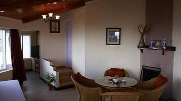 Standard Room | Dining | Breakfast, lunch, dinner served; international cuisine