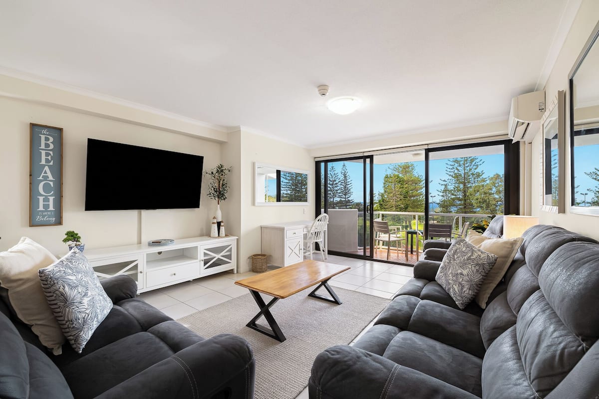 Standard-Apartment, Balkon, Meerblick | Wohnbereich | Fernseher