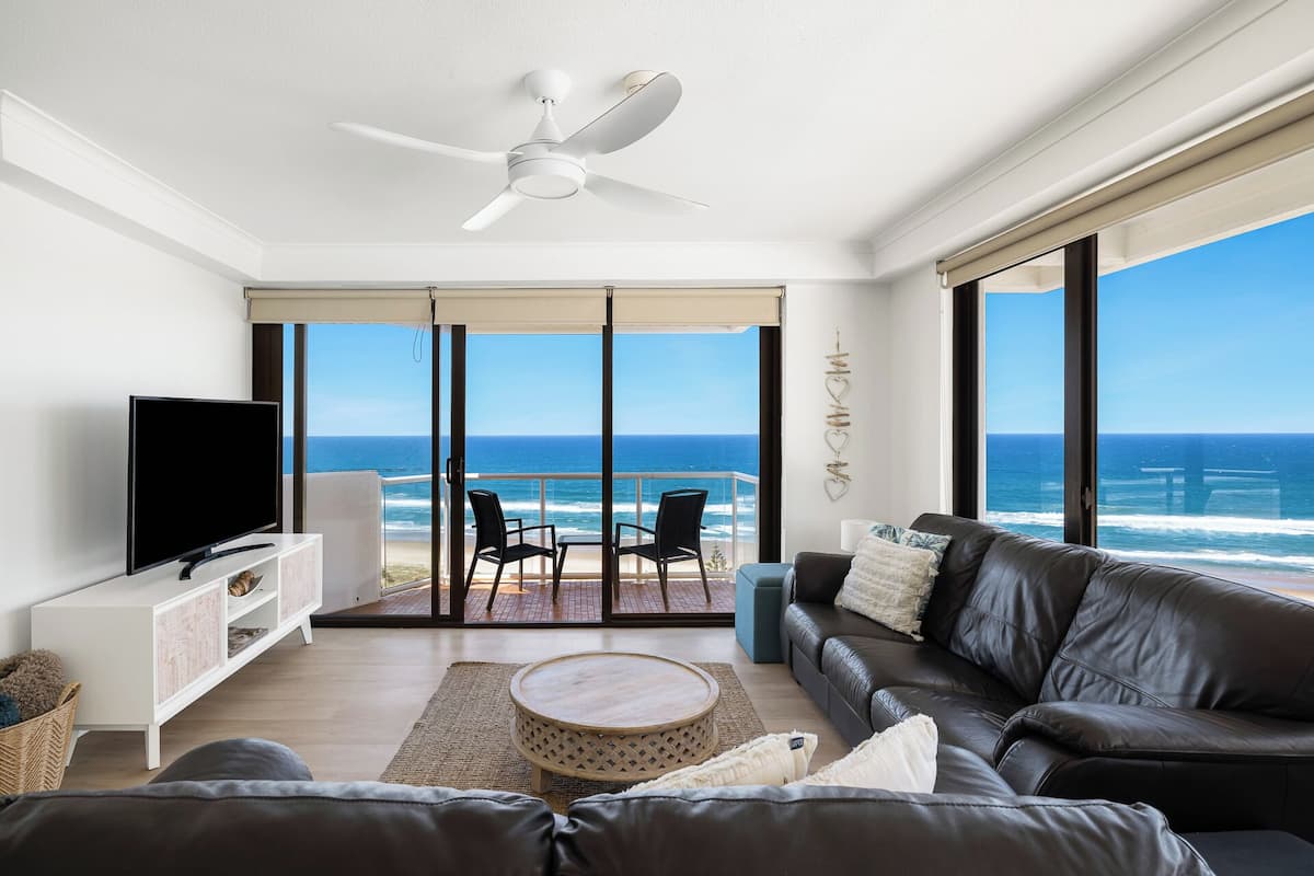 Standard-Apartment, Balkon, Meerblick | Wohnbereich | Fernseher