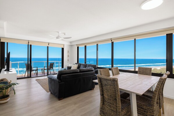 Apartamento estándar, balcón, vistas al mar | Zona de estar | Una televisión