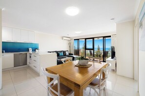 Apartamento clásico, balcón, vistas al mar | Zona de estar | Una televisión