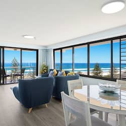 Appartamento Standard, balcone, vista oceano | Area soggiorno | TV