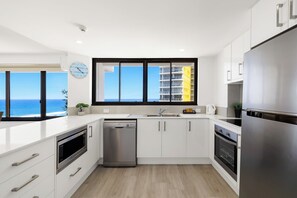 Apartamento estándar, balcón, vistas al mar | Cocina privada | Frigorífico, microondas, horno y placa de cocina