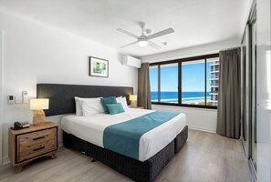 Apartamento estándar, balcón, vistas al mar | Mobiliario individual, tabla de planchar con plancha, wifi gratis