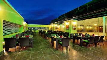 Menyajikan masakan internasional