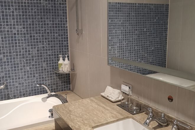 Shower, rainfall showerhead, free toiletries, hair dryer