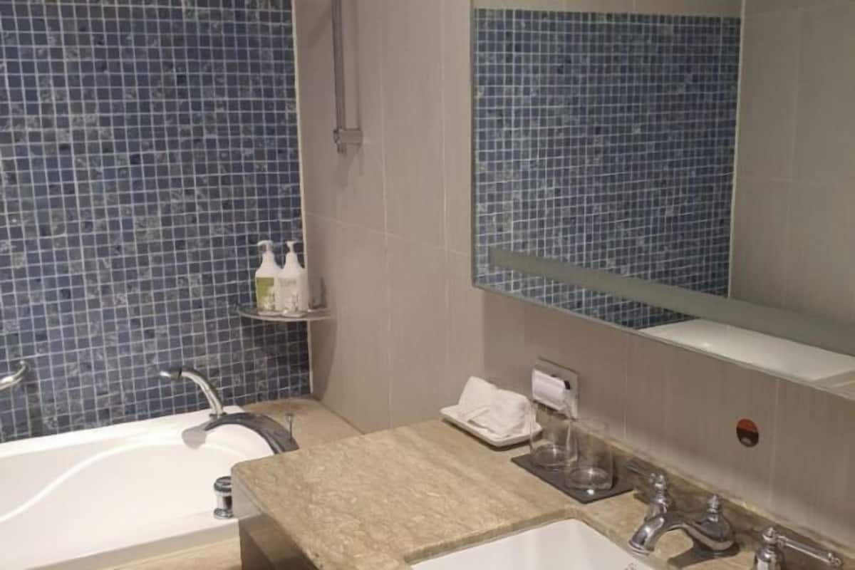 Shower, rainfall showerhead, free toiletries, hair dryer