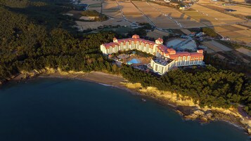 Cubrecamas, cortinas blackout, wifi gratis y ropa de cama 