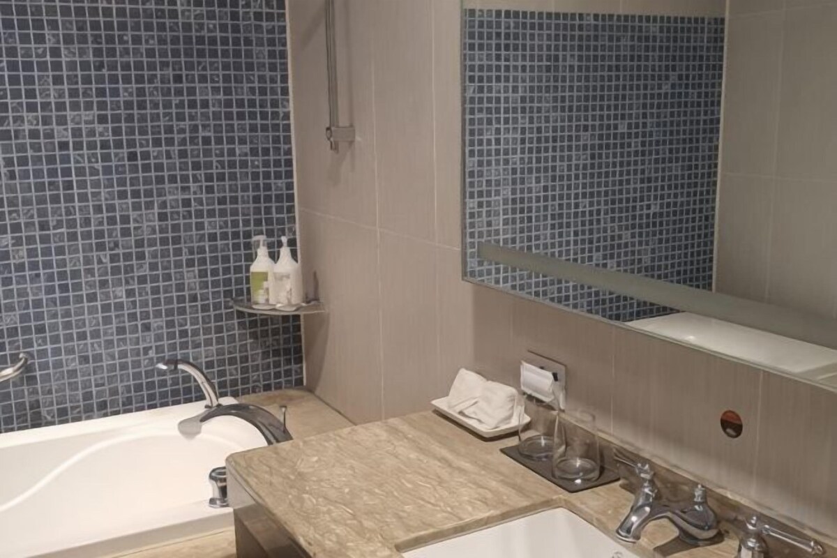 Shower, rainfall showerhead, free toiletries, hair dryer