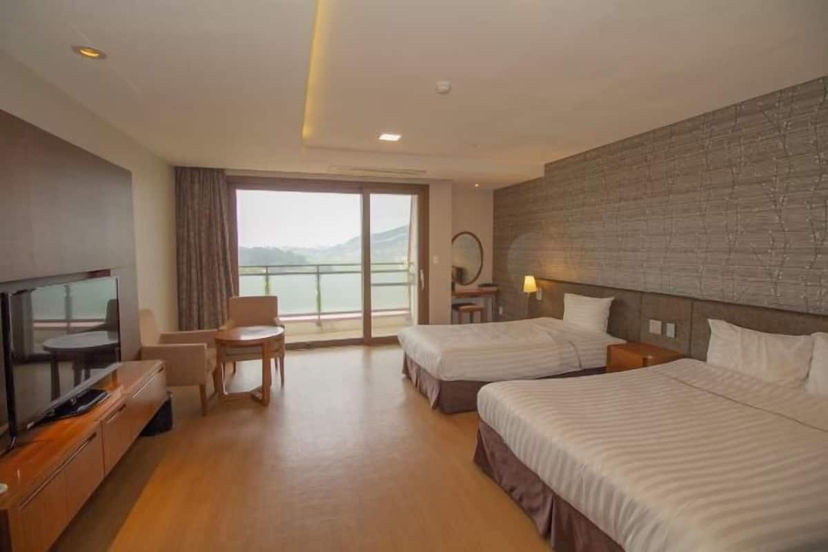 2 bedrooms, down comforters, blackout drapes, free WiFi