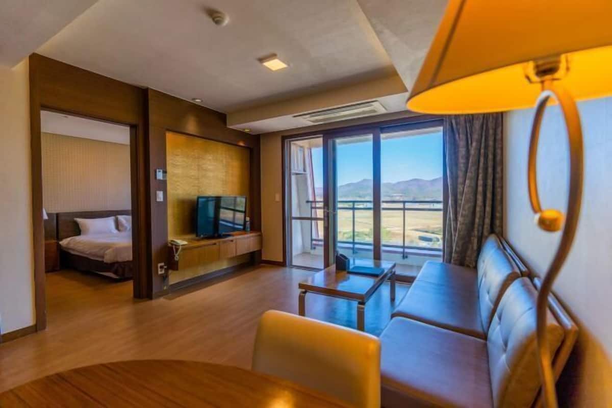 2 bedrooms, down comforters, blackout drapes, free WiFi