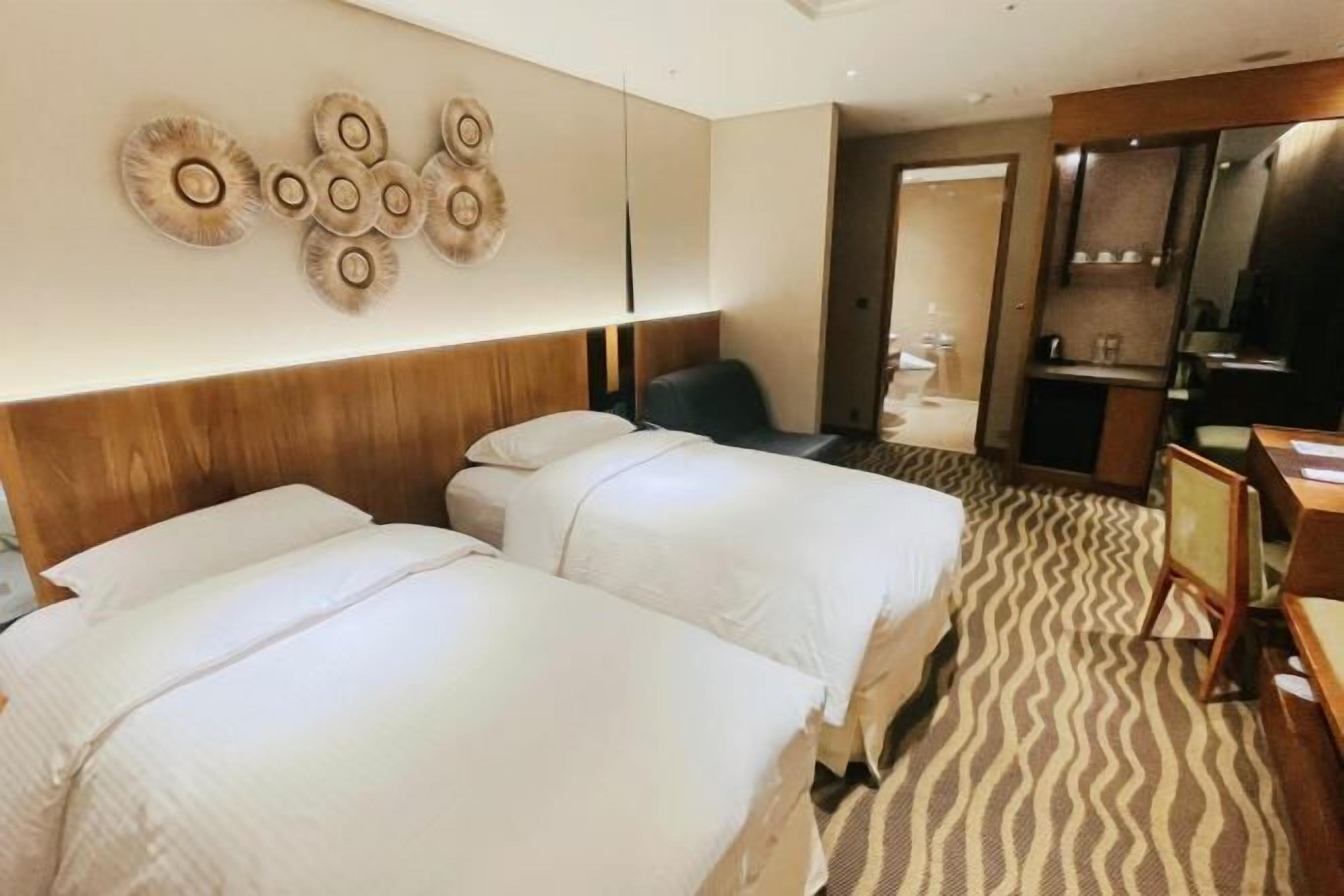 高档床上用品、客房内保险箱、办公桌、免费 WiFi