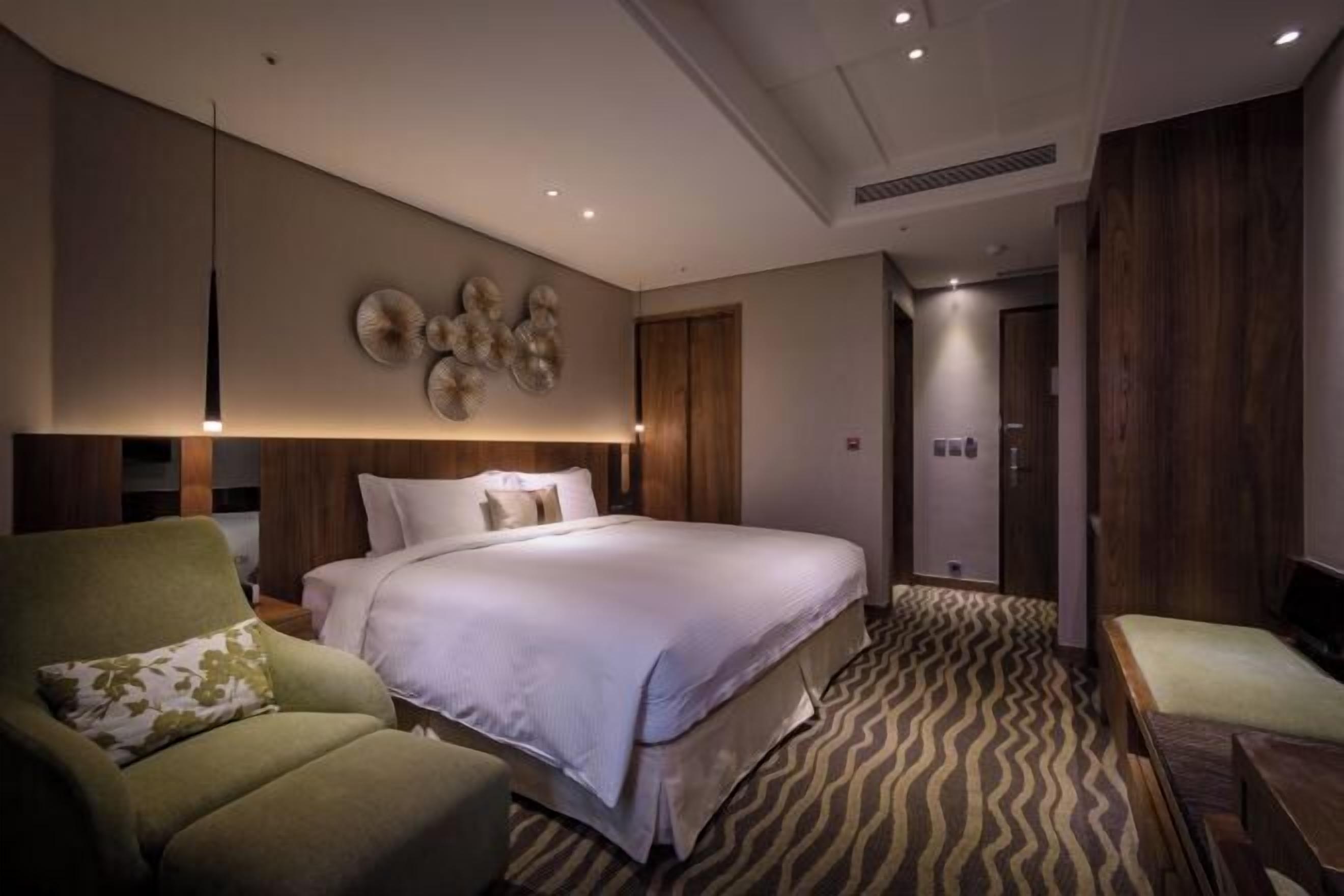 高档床上用品、客房内保险箱、办公桌、免费 WiFi