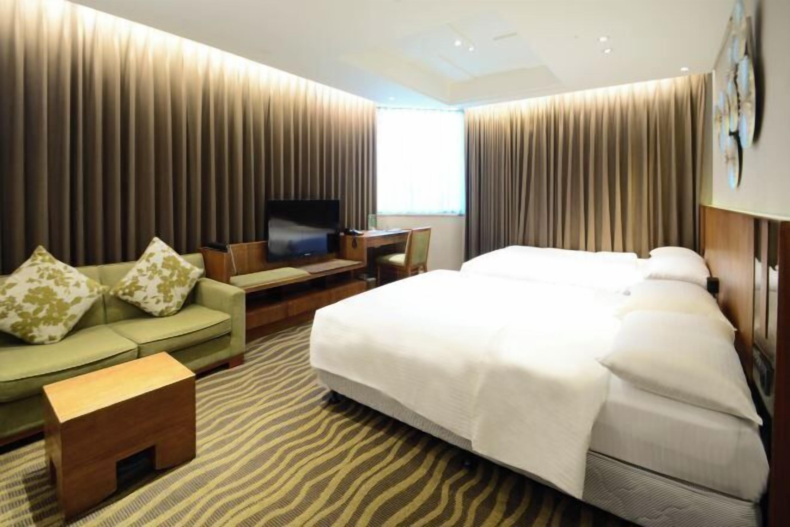 高档床上用品、客房内保险箱、办公桌、免费 WiFi