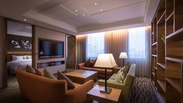 Quarto casal premium, 1 quarto, no andar executivo | Área de estar | TV LCD 30 polegadas com canais a cabo, Netflix, serviços de streaming