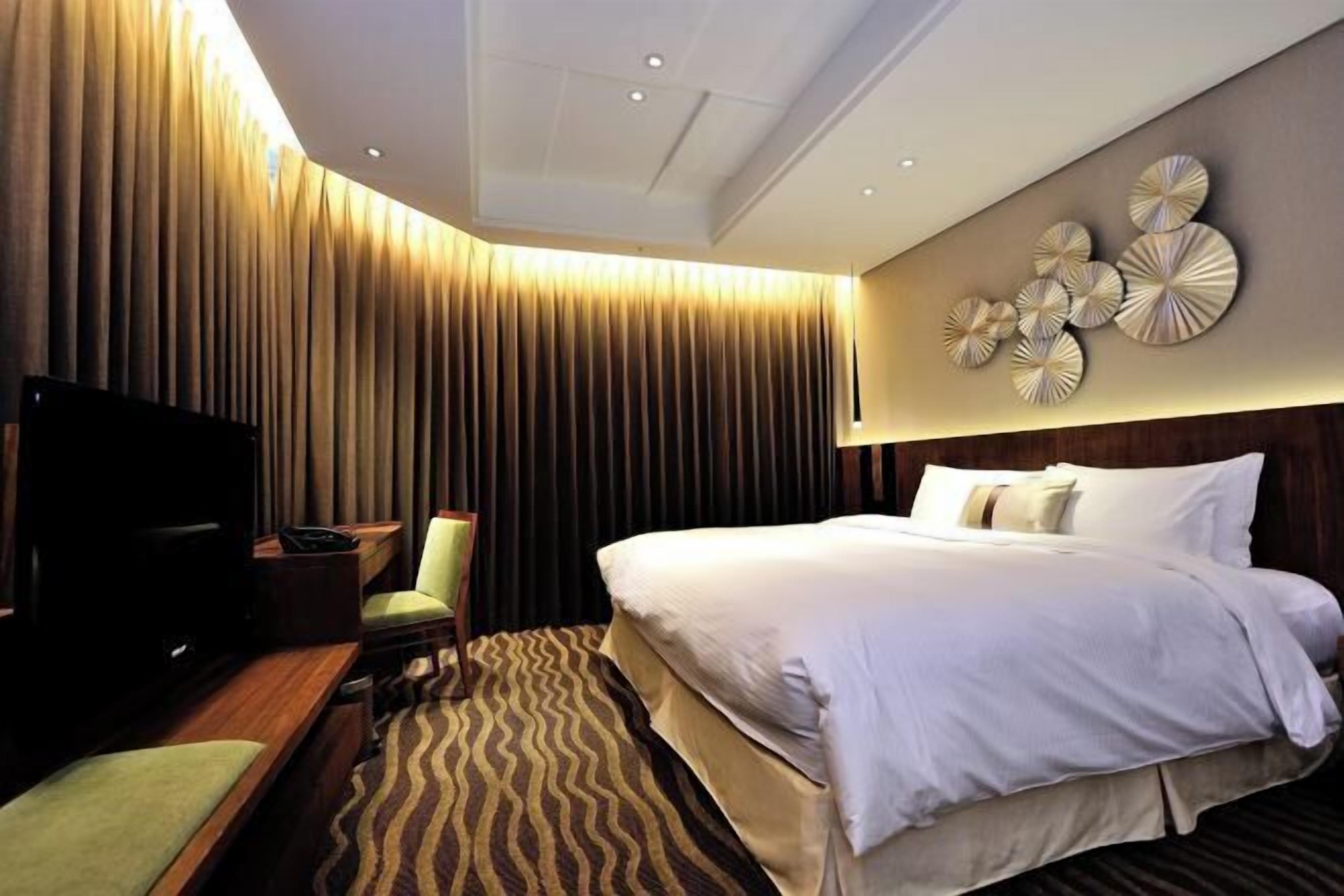 高档床上用品、客房内保险箱、办公桌、免费 WiFi