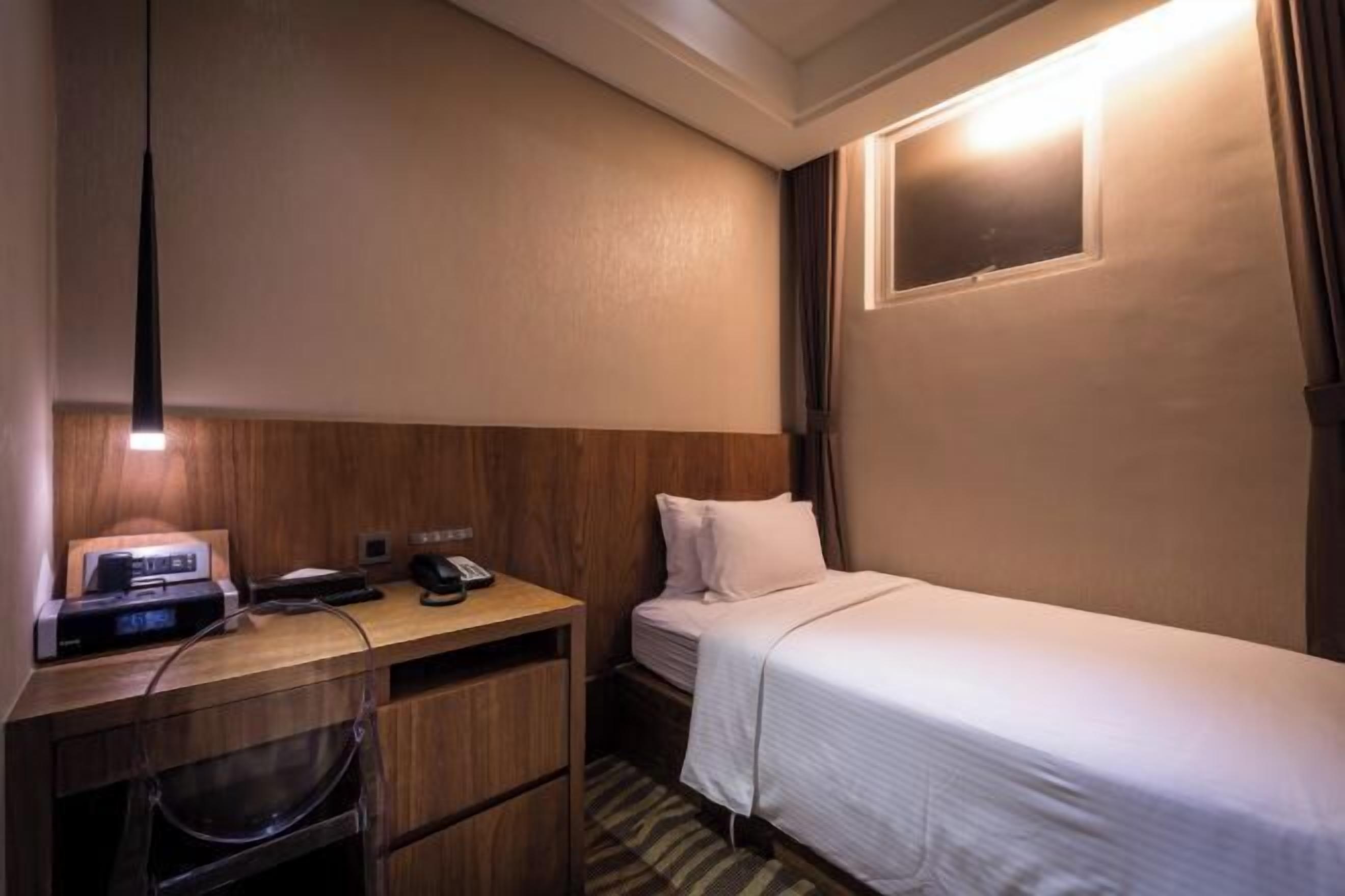 高档床上用品、客房内保险箱、办公桌、免费 WiFi
