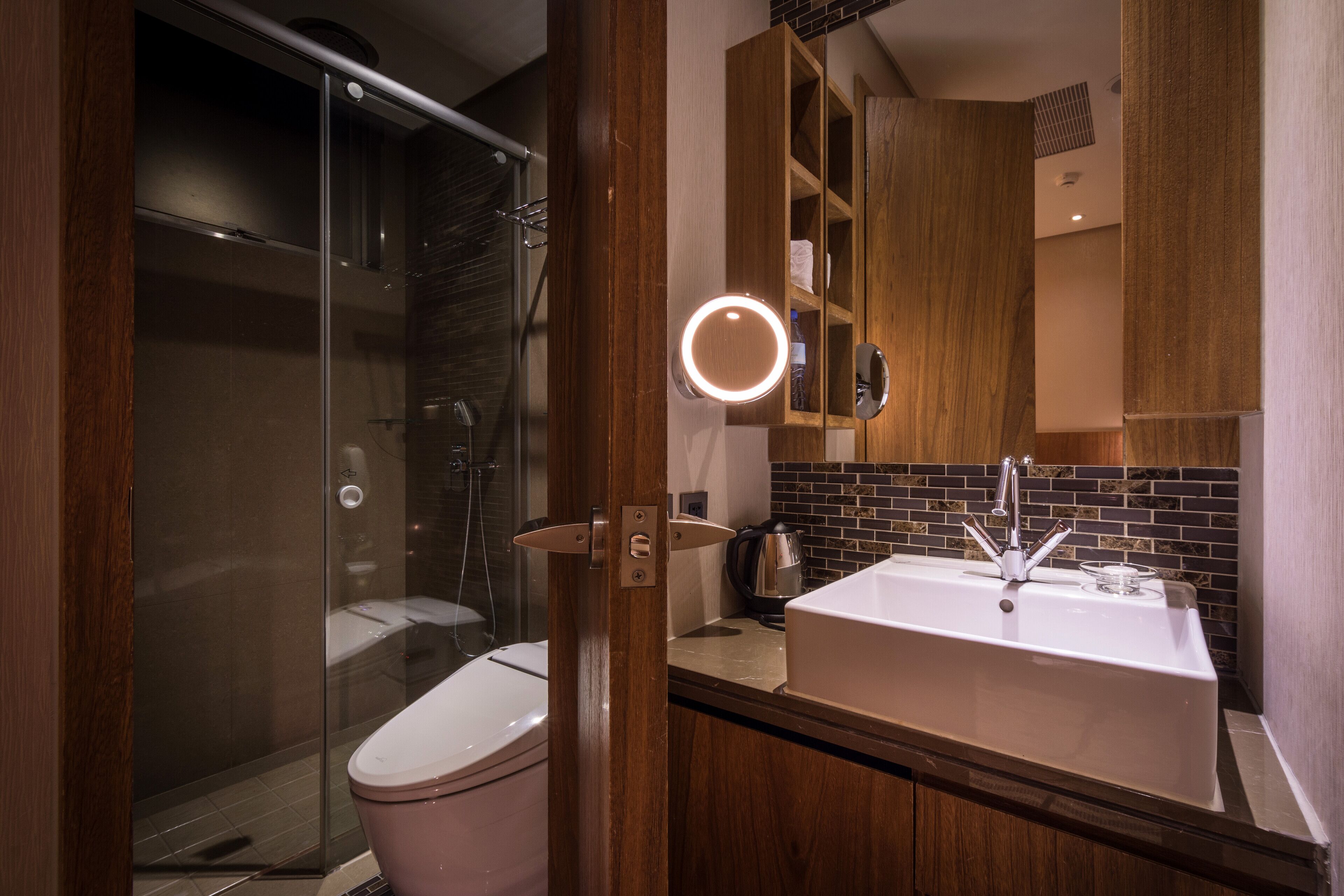 backpackers cabin (transom) | bathroom | hair dryer, slippers, bidet, towels